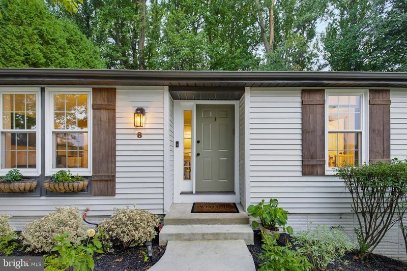 8 Contour Rd, Mount Airy, MD 21771