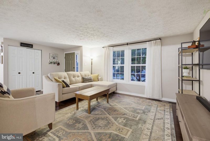 8 Contour Rd, Mount Airy, MD 21771