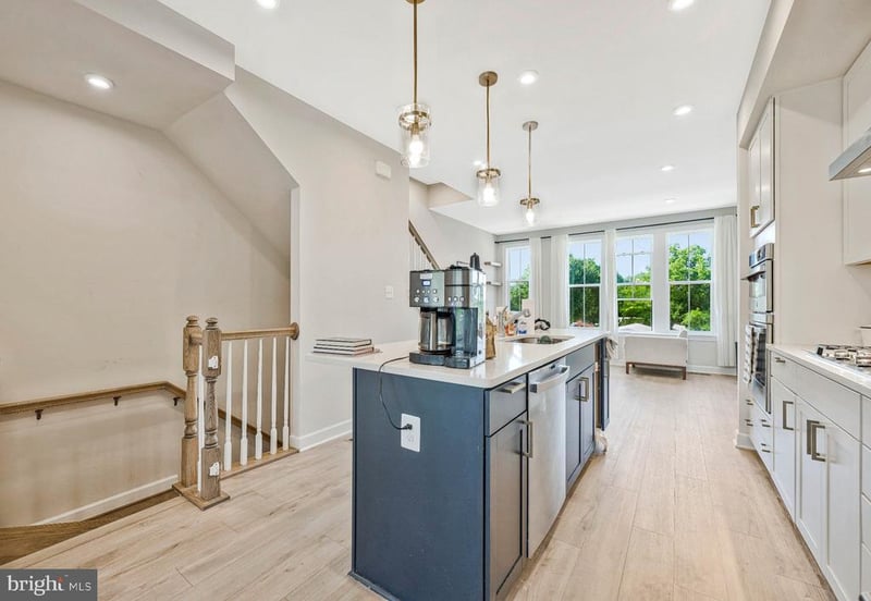 2820 Dart Dr, Alexandria, VA 22306