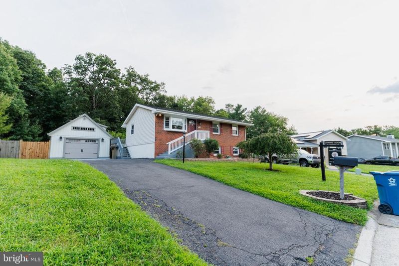 904 E Roanoke Rd E, Sterling, VA 20164