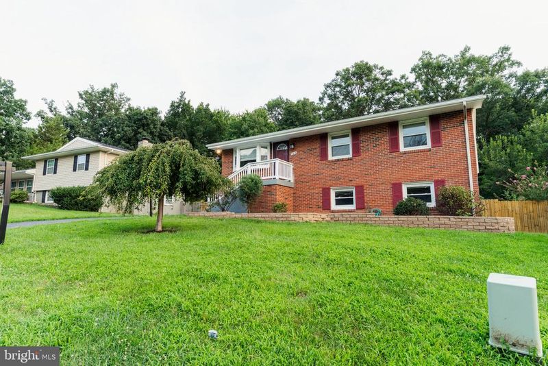 904 E Roanoke Rd E, Sterling, VA 20164