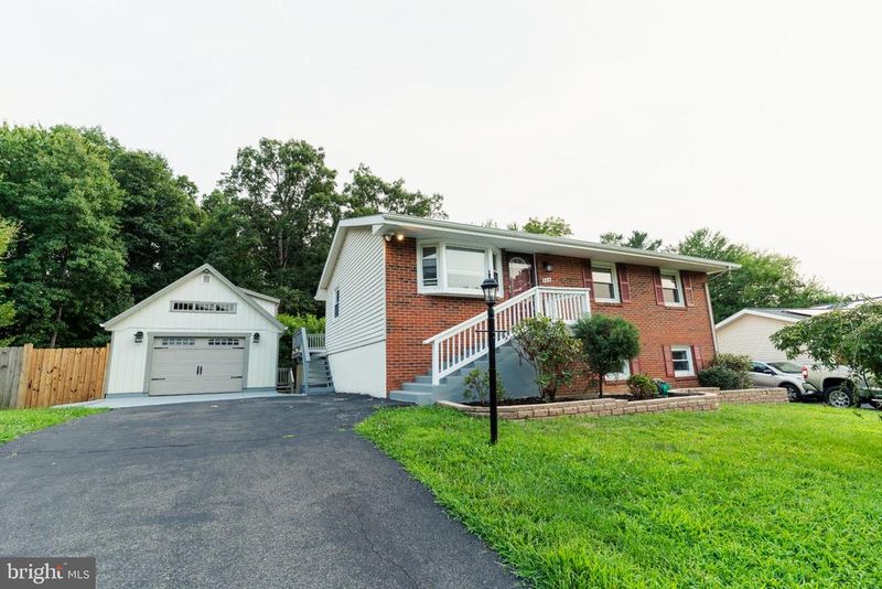 904 E Roanoke Rd E, Sterling, VA 20164