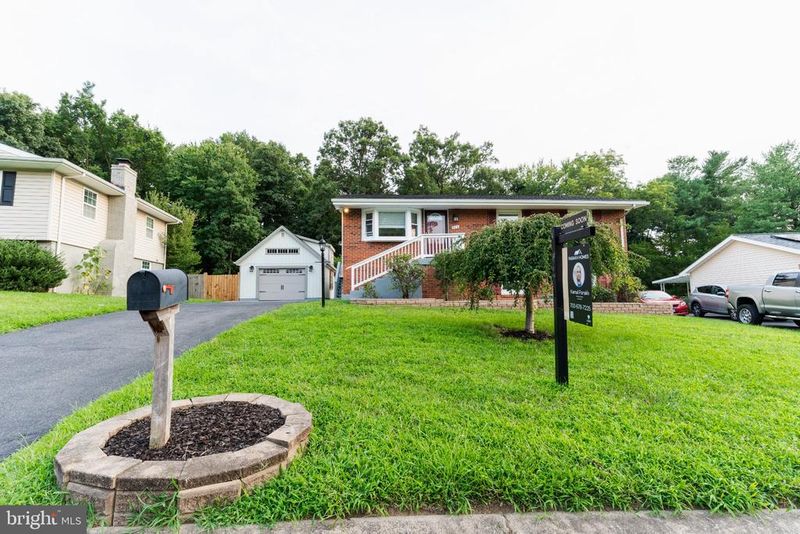 904 E Roanoke Rd E, Sterling, VA 20164