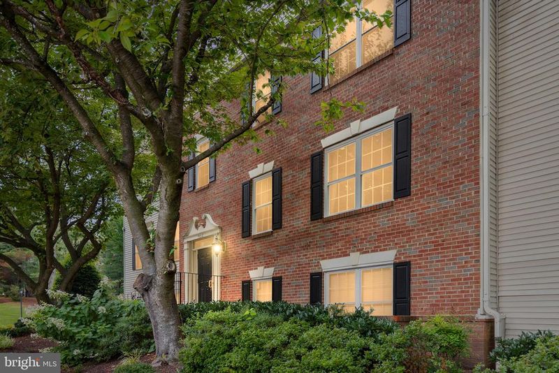 3808 Green Ridge Ct #302, Fairfax, VA 22033
