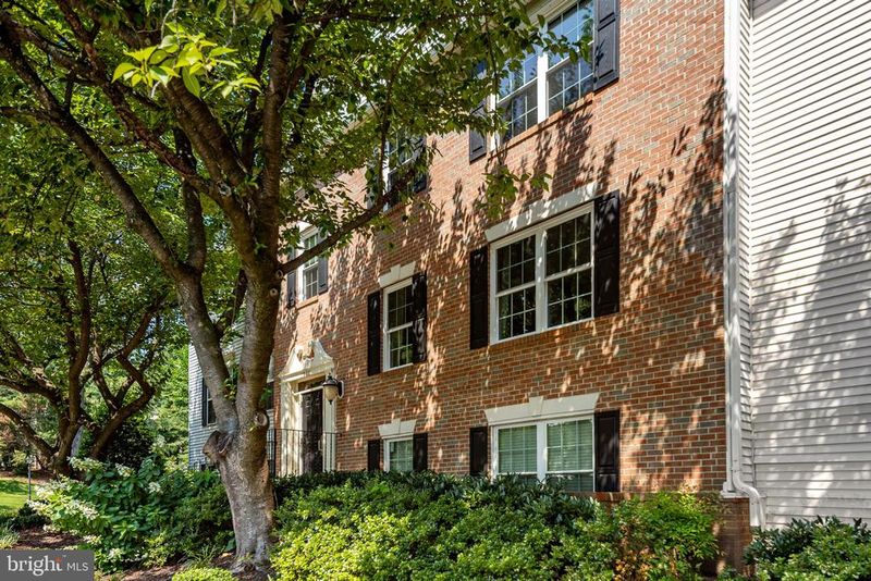 3808 Green Ridge Ct #302, Fairfax, VA 22033