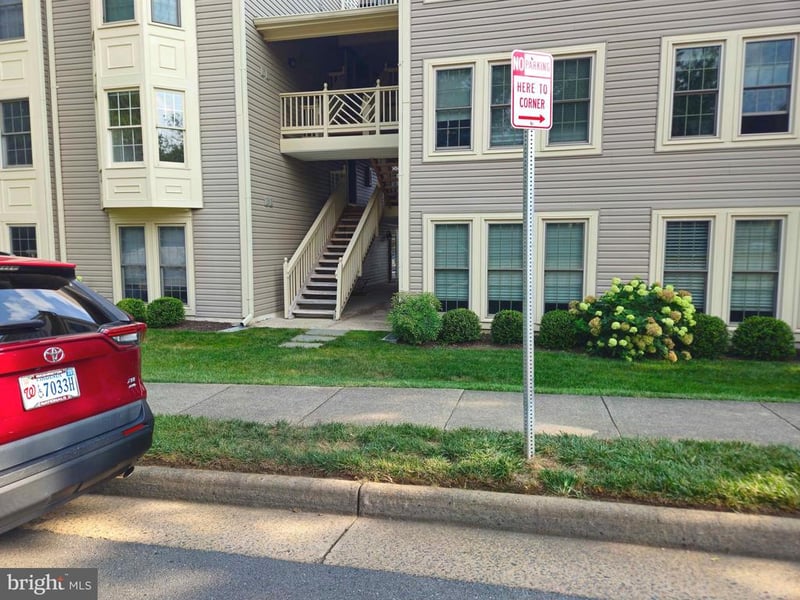 3801 Ridge Knoll Ct #210A, Fairfax, VA 22033