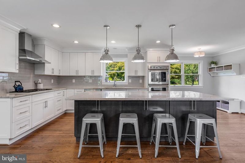 10105 Nadine Dr, Vienna, VA 22181