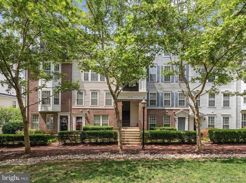 5090 Donovan Dr #102, Alexandria, VA 22304