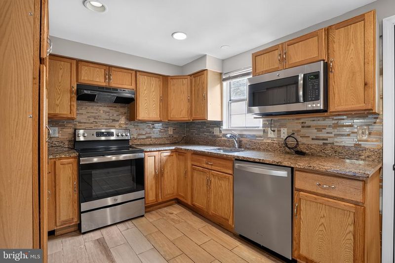 32 Palmer Ct, Sterling, VA 20165