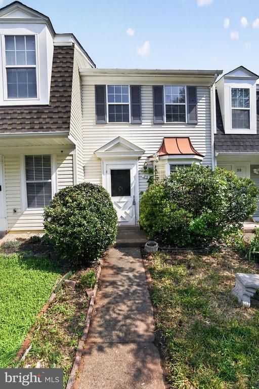 32 Palmer Ct, Sterling, VA 20165