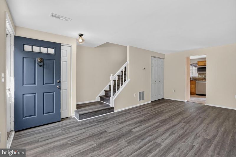 32 Palmer Ct, Sterling, VA 20165