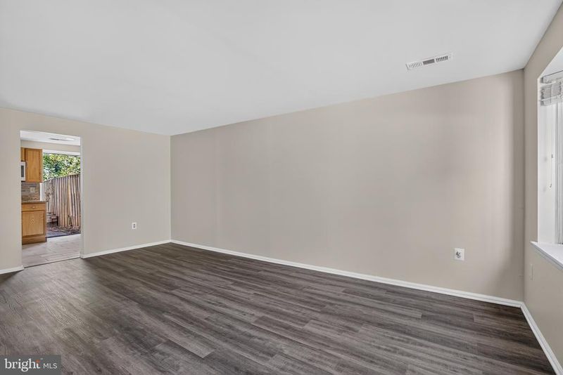 32 Palmer Ct, Sterling, VA 20165