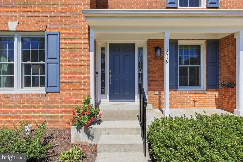 1019 Chinaberry Dr, Frederick, MD 21703