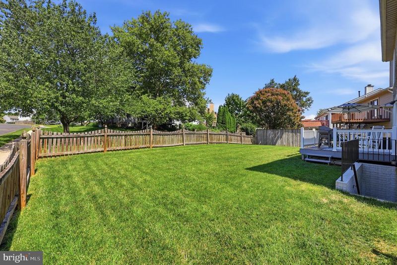 1019 Chinaberry Dr, Frederick, MD 21703