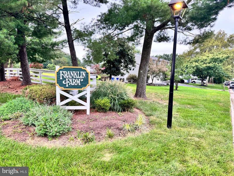 3001 Gatepost Ln, Herndon, VA 20171