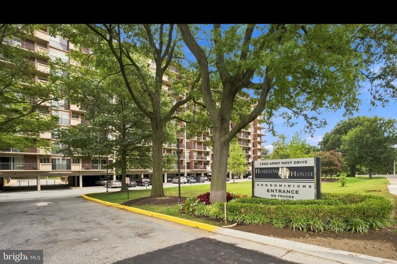 1300 Army Navy Dr #102, Arlington, VA 22202