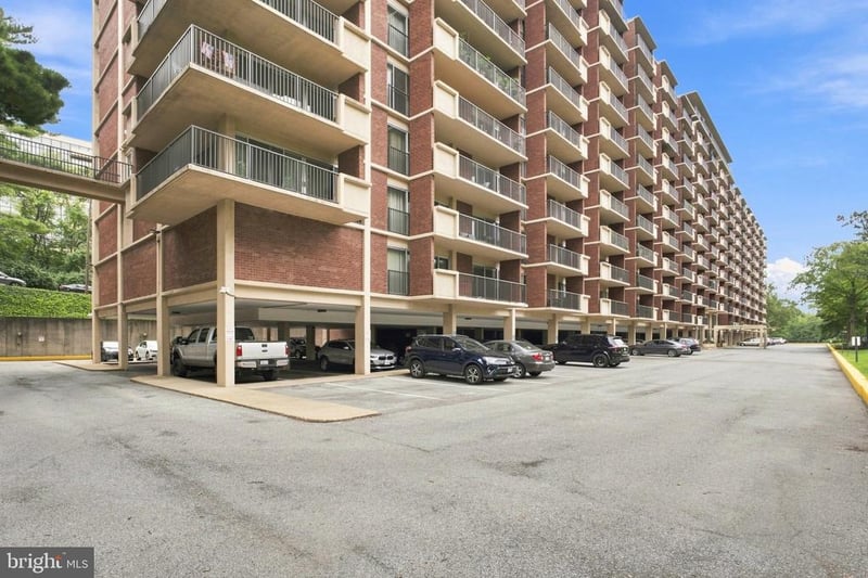 1300 Army Navy Dr #102, Arlington, VA 22202