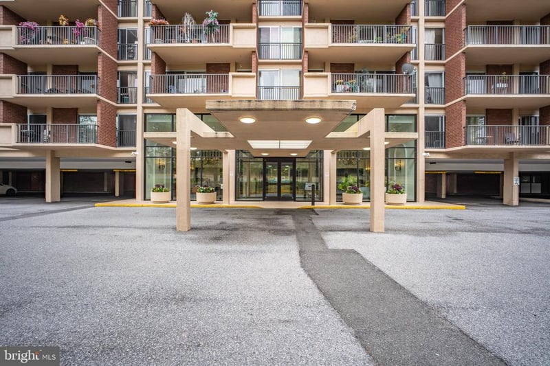 1300 Army Navy Dr #102, Arlington, VA 22202