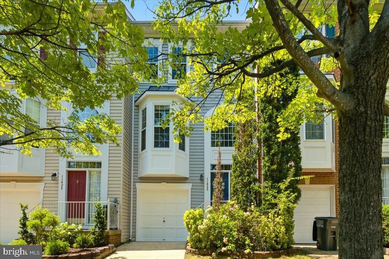 11425 Abner Ave, Fairfax, VA 22030