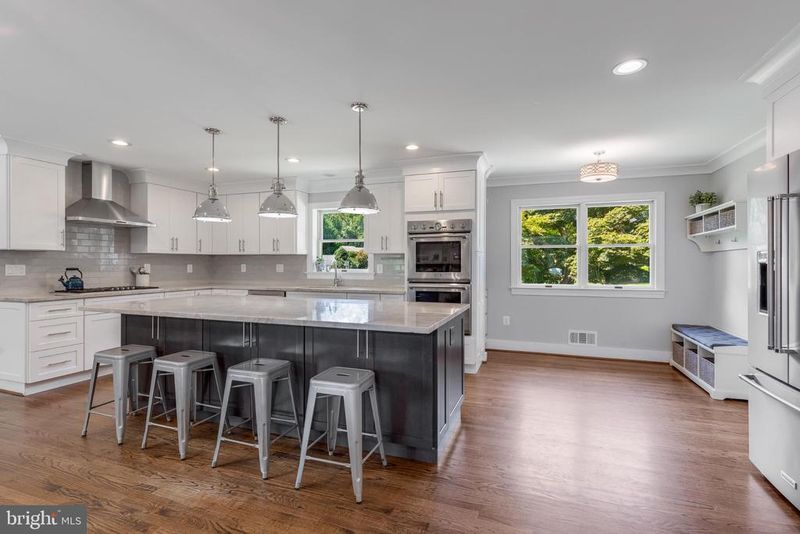 10105 Nadine Dr, Vienna, VA 22181