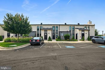 19510 Village Walk Dr #2-102, Montgomery Village, MD 20886