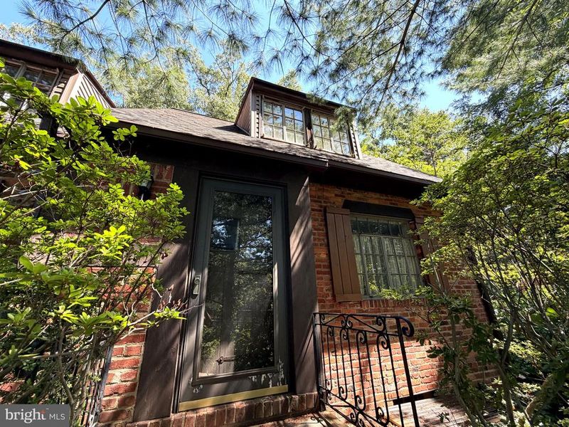 3123 Military Rd N, Arlington, VA 22207