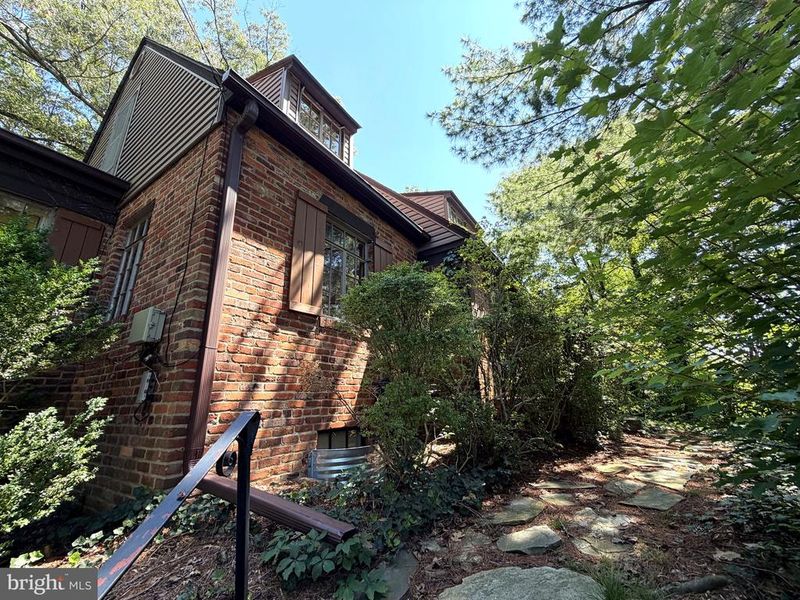 3123 Military Rd N, Arlington, VA 22207