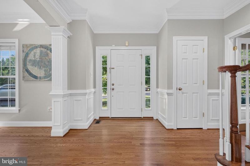 889 Ballou St, Herndon, VA 20170