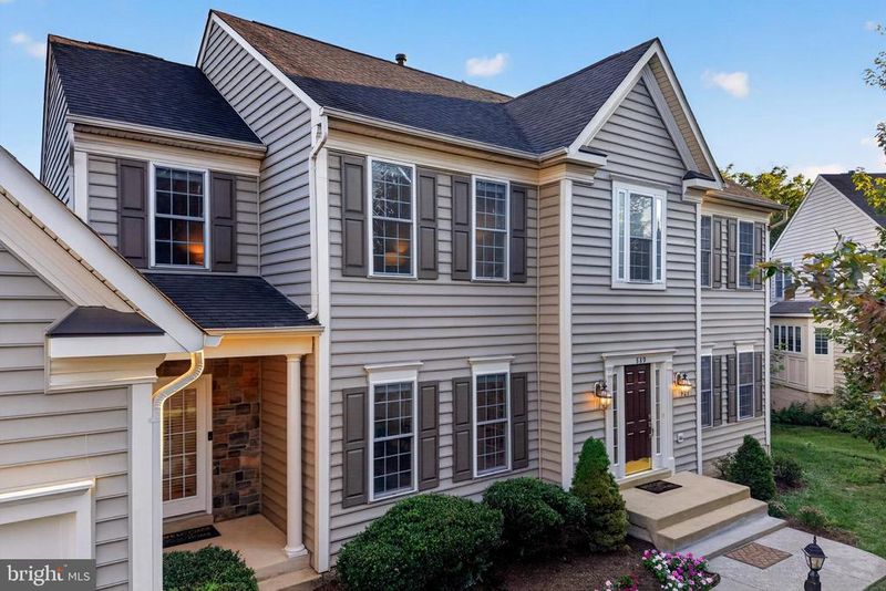 889 Ballou St, Herndon, VA 20170