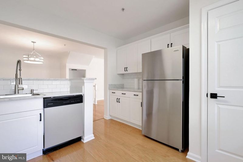 4664 Superior Sq, Fairfax, VA 22033