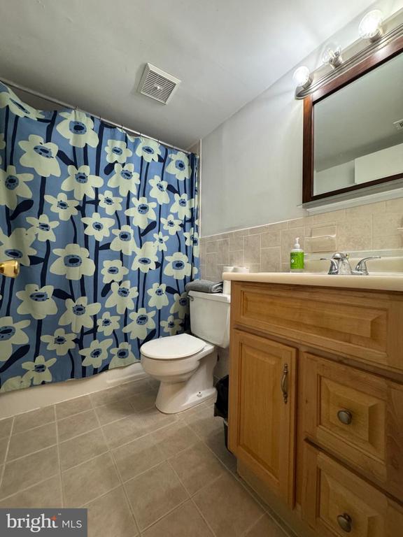7093 Spring Garden Dr #101, Springfield, VA 22150