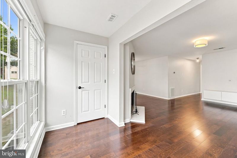 12114 Green Leaf Ct #202, Fairfax, VA 22033