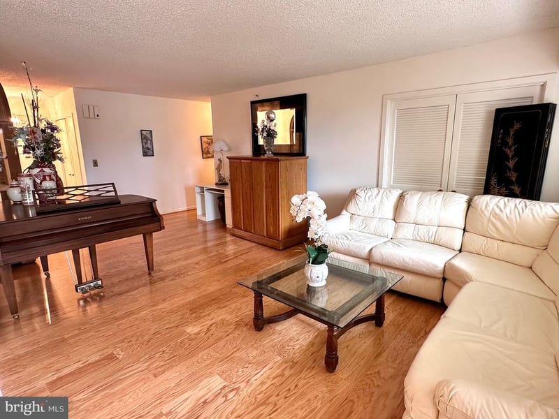 1300 Crystal Dr #901S, Arlington, VA 22202