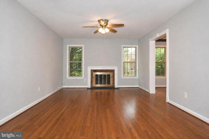 6611 Rosecroft Pl, Falls Church, VA 22043