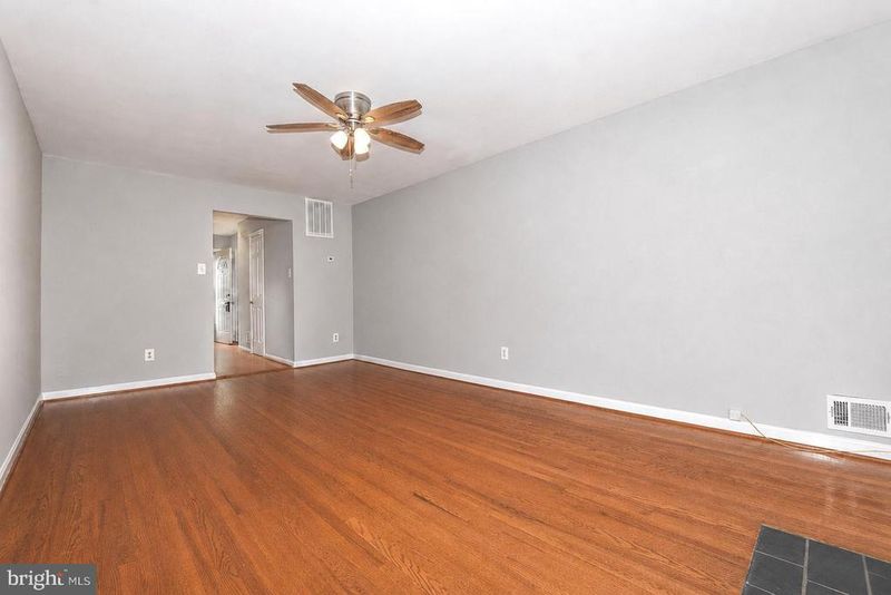 6611 Rosecroft Pl, Falls Church, VA 22043