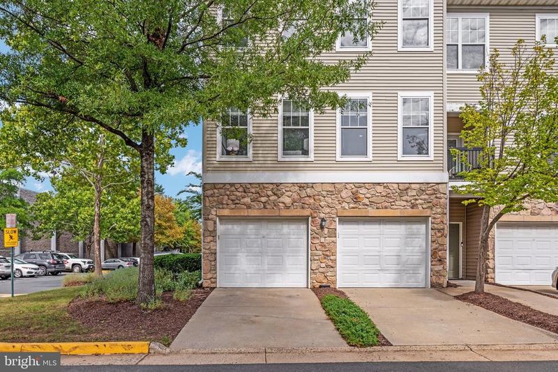 13379 Connor Dr #T, Centreville, VA 20120