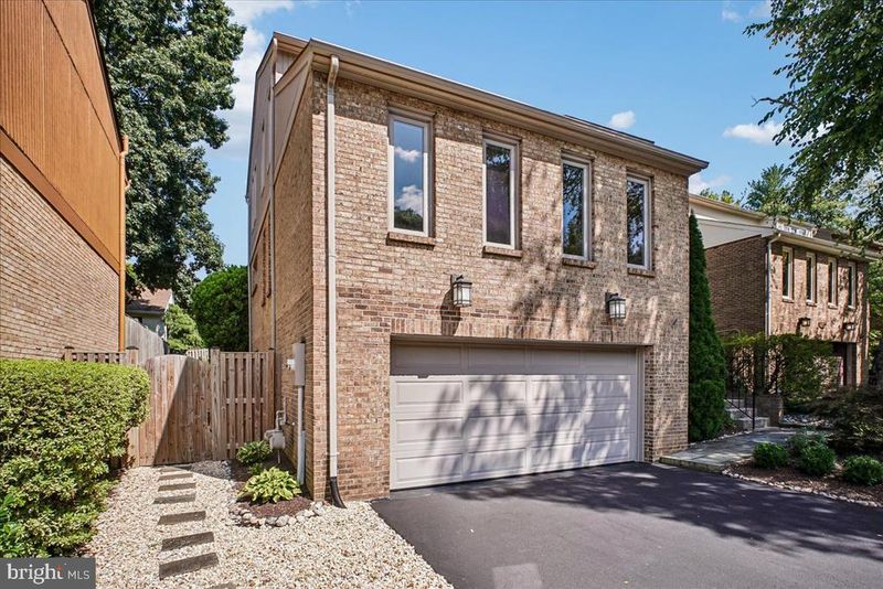 9938 Great Oaks Way, Fairfax, VA 22030
