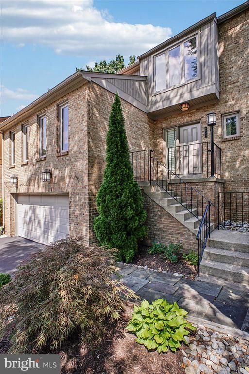 9938 Great Oaks Way, Fairfax, VA 22030