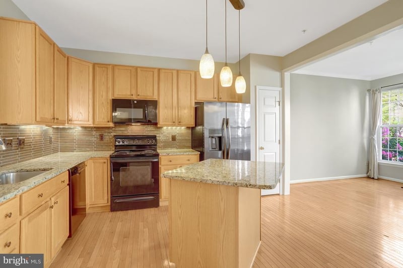 5033 Murtha St, Alexandria, VA 22304
