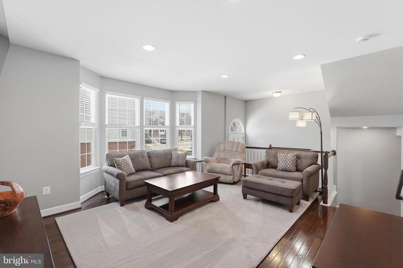 6189 Royal Crest Ln, Alexandria, VA 22310