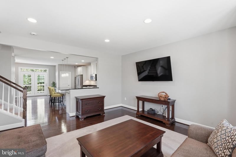 6189 Royal Crest Ln, Alexandria, VA 22310