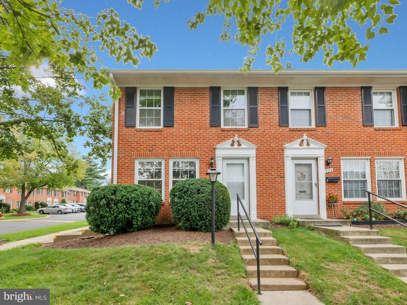 226 N Auburn Dr, Sterling, VA 20164