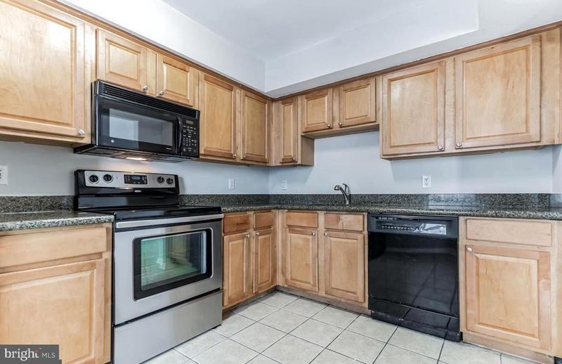 3179 Summit Square Dr #2-E6, Oakton, VA 22124