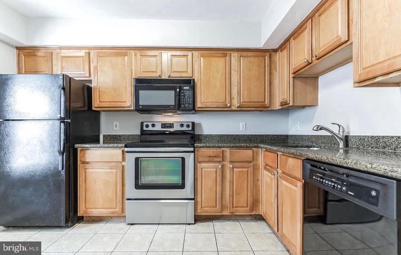 3179 Summit Square Dr #2-E6, Oakton, VA 22124