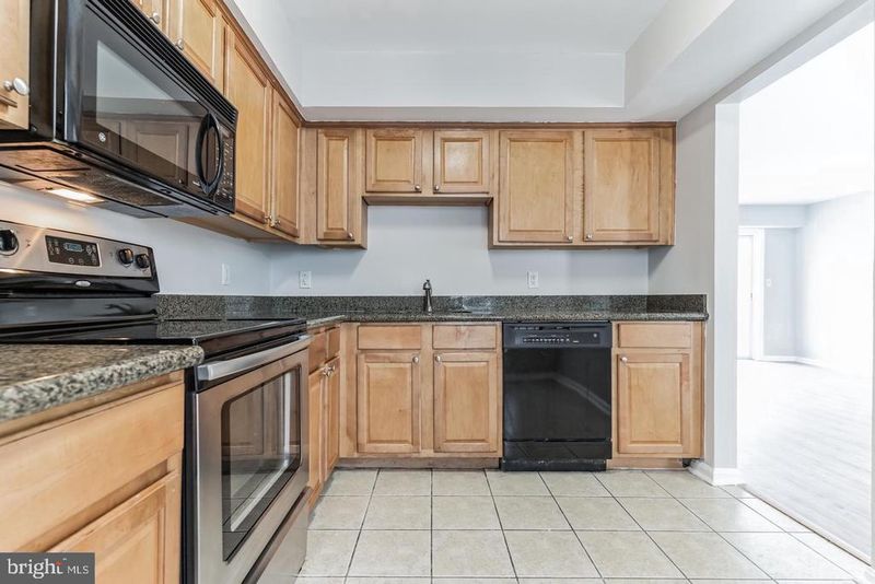 3179 Summit Square Dr #2-E6, Oakton, VA 22124