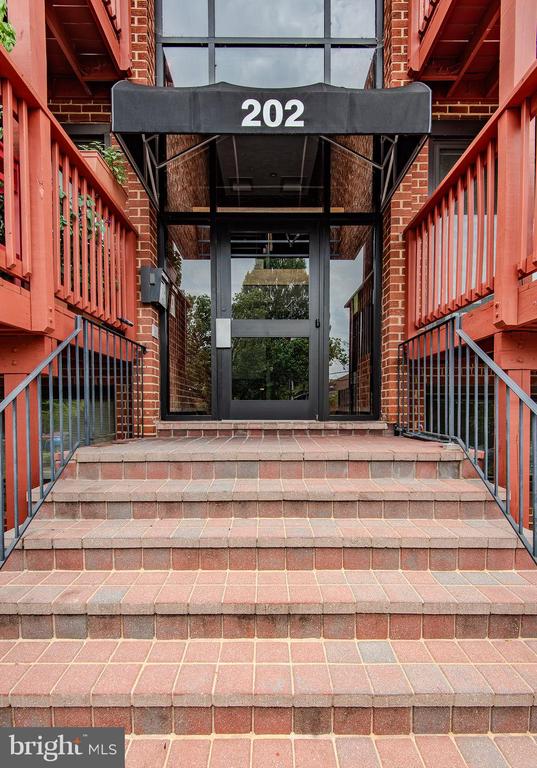 202 Skyhill Rd #8, Alexandria, VA 22314