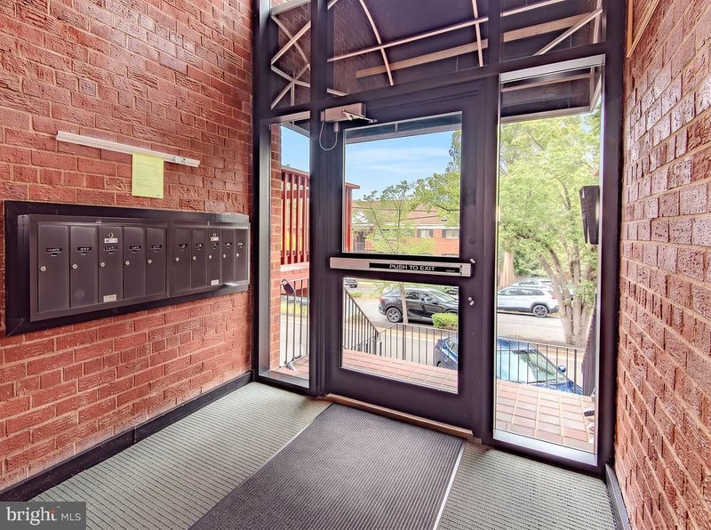 202 Skyhill Rd #8, Alexandria, VA 22314