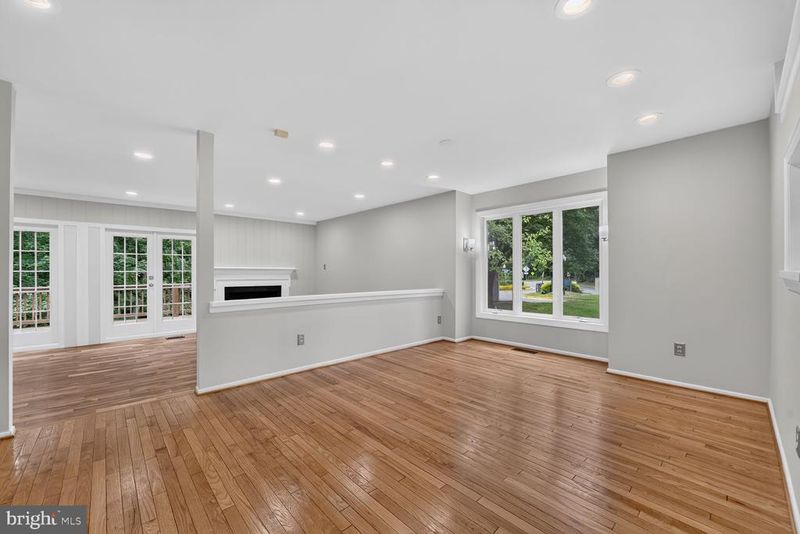 12490 Fanleaf Ct, Fairfax, VA 22033