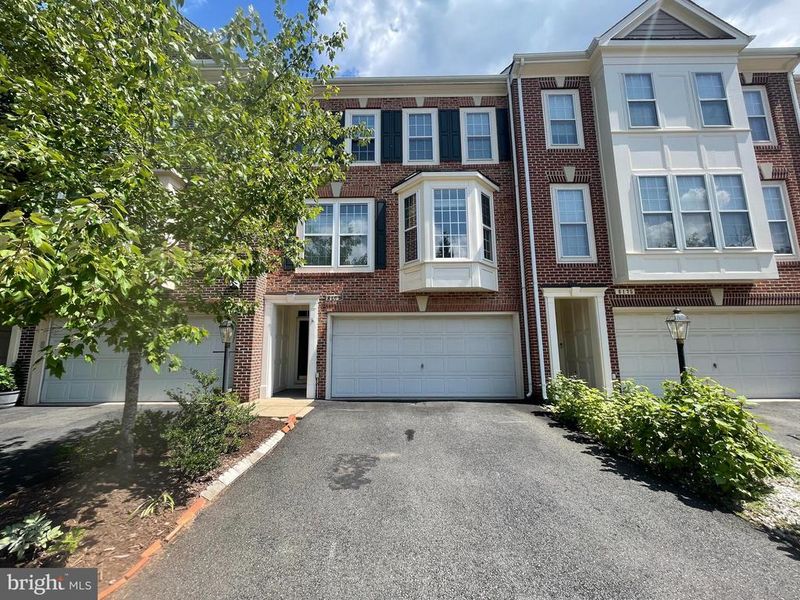 6173 Derring St, Centreville, VA 20120