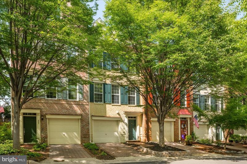 329 Helmuth Ln, Alexandria, VA 22304